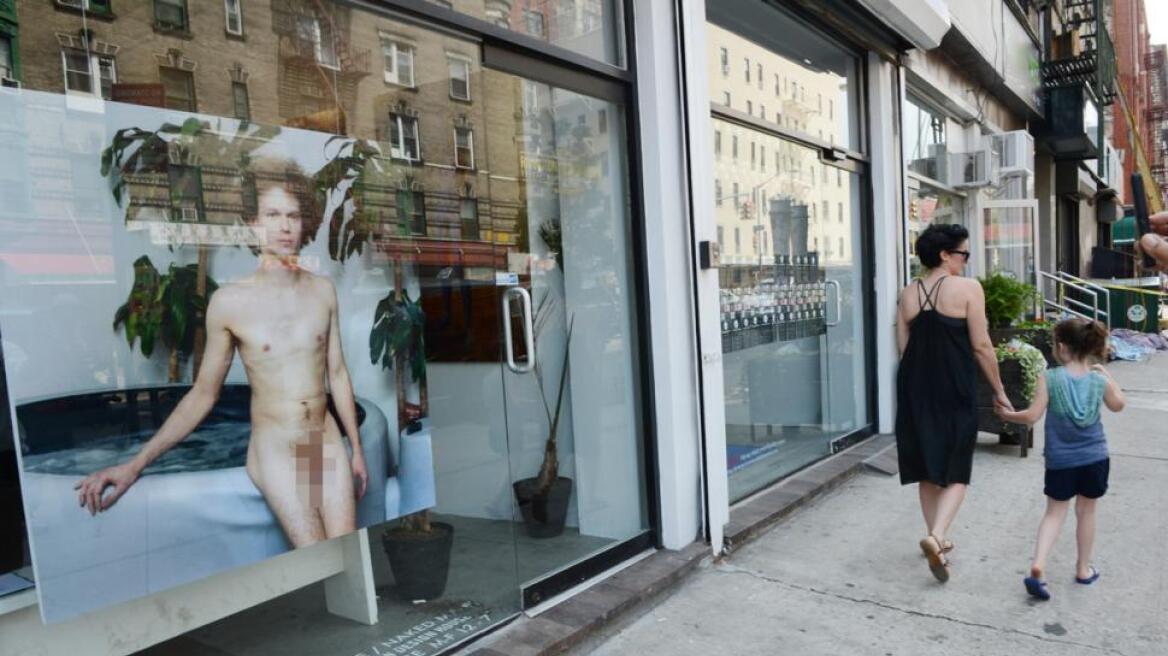 Manhattan: Ολόγυμνος στην βιτρίνα μιας γκαλερί