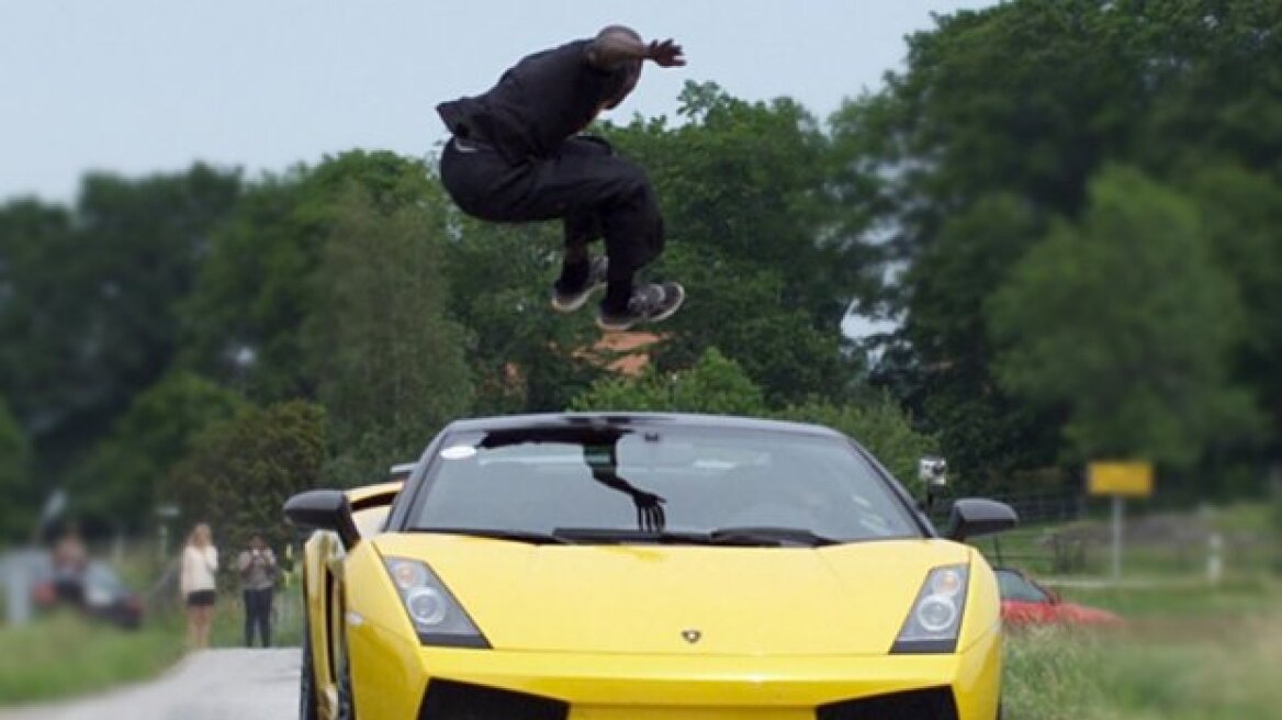 Βίντεο: Πήδηξε πάνω από μια Lamborghini που έτρεχε με 130 χλμ.!