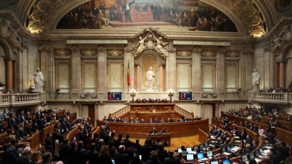 Πορτογαλία: «Πετσοκόβει» περαιτέρω τους μισθούς στο Δημόσιο