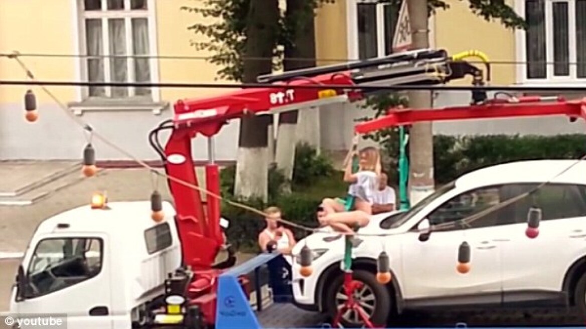 Ρωσίδα έκανε «pole dancing» σε... γερανό, για να μην της πάρουν το αυτοκίνητο!