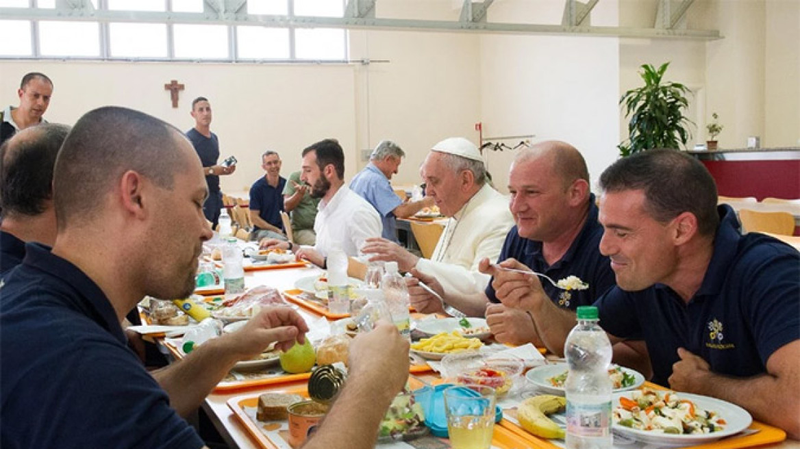 O Πάπας στην ουρά για ένα πιάτο φαγητό
