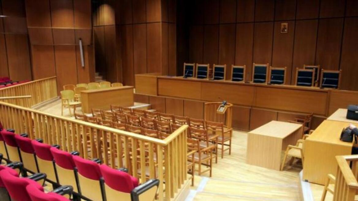 Στα άκρα η «βεντέτα» δικηγόρων – δικαστών στη δίκη για τις μίζες