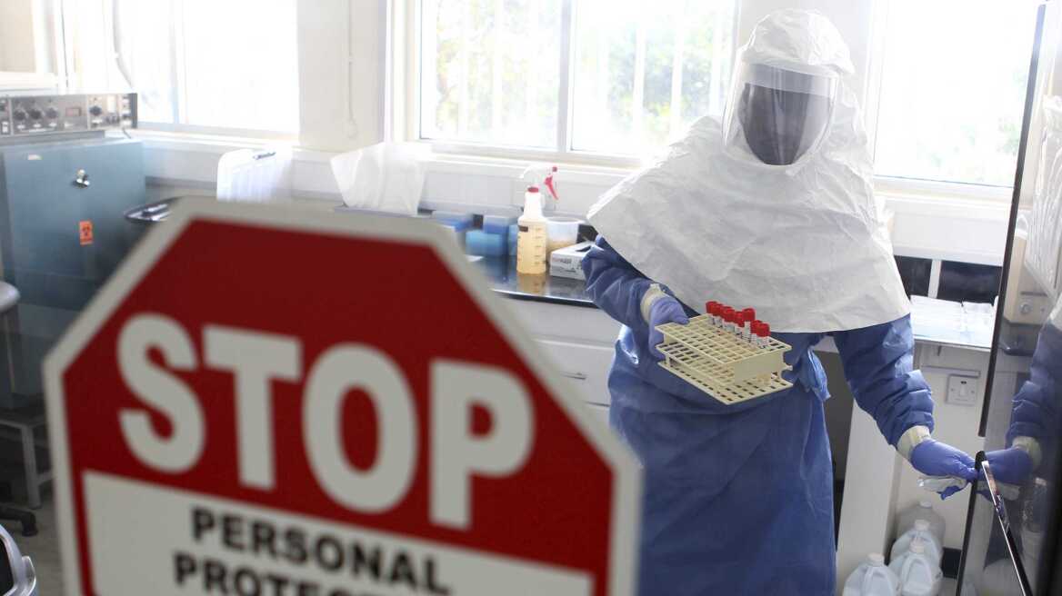 ΗΠΑ: Παρακολουθούν στενά το ξέσπασμα επιδημίας του ιού Έμπολα