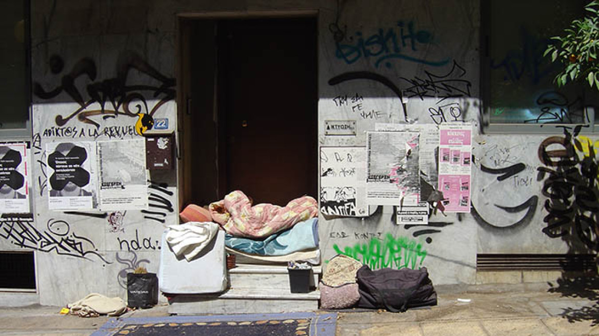 Στις γειτονιές της Αθήνας: Άστεγος με... χαλί, μπρέικ ντανς και εικόνες ερήμωσης