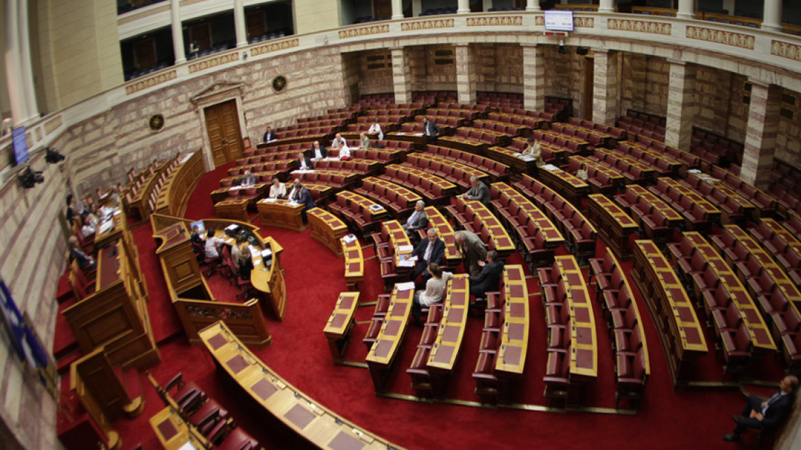 Εκθεση της Βουλής: «Μαύρη» τρύπα 14,9 δισ. ευρώ το 2014-2015