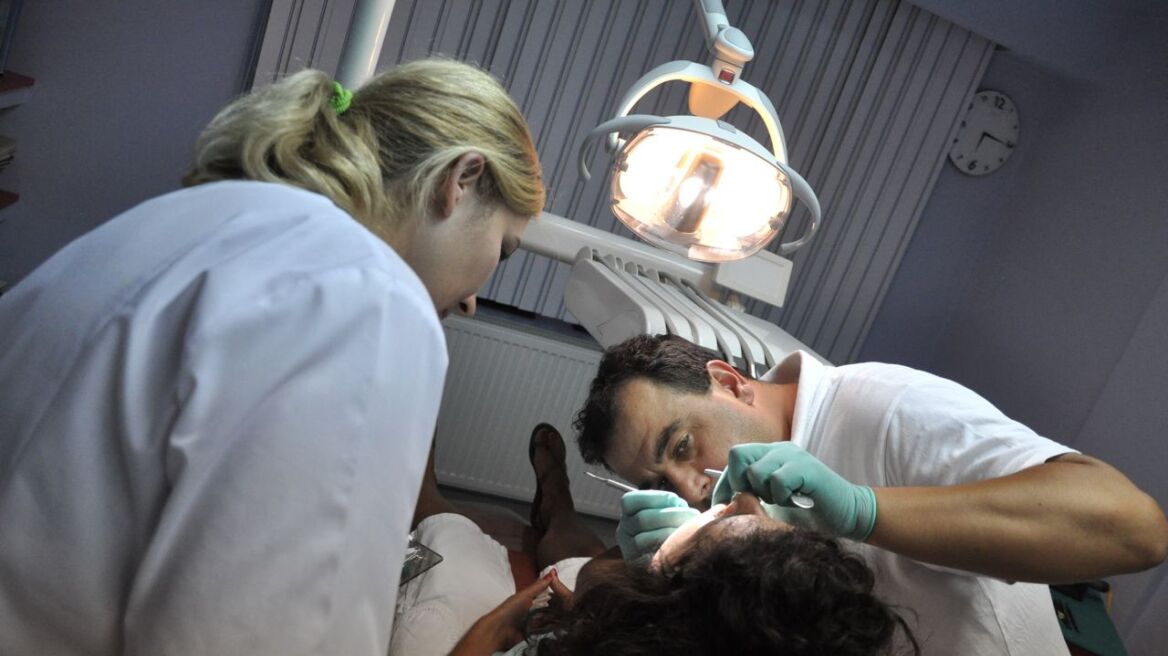 Υπερφορολόγηση και ασφαλιστικές εισφορές «διώχνουν» τους οδοντιάτρους από την Ελλάδα