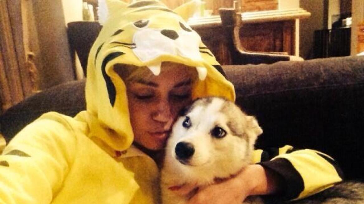 Η Miley Cyrus επικοινωνεί με τον νεκρό της σκύλο μέσω μέντιουμ
