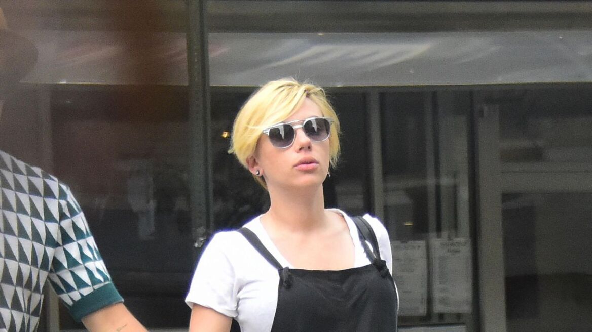 Scarlett Johansson: Με κοντό μαλλί και φουσκωμένη κοιλιά