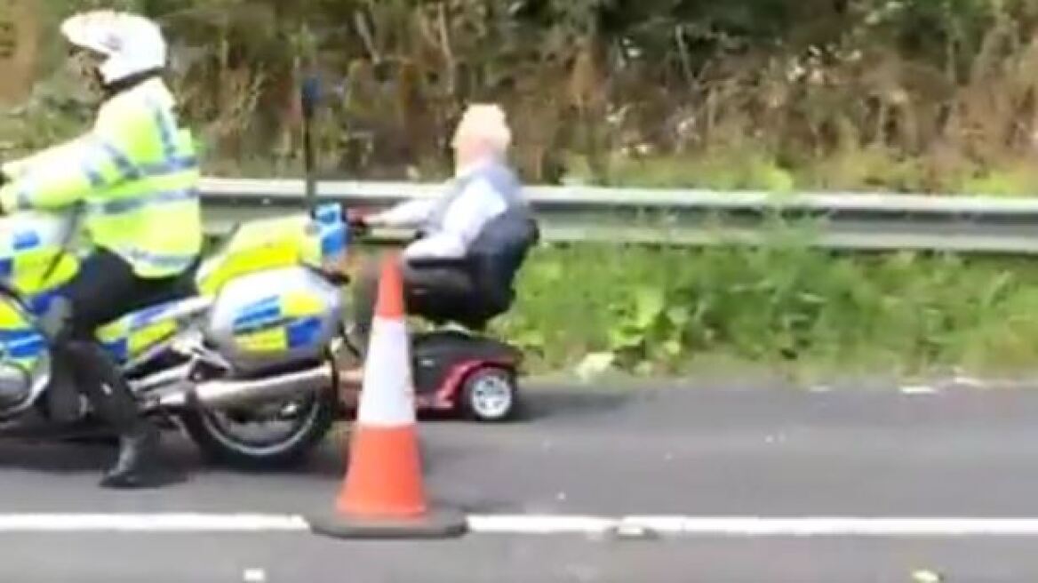 Βίντεο: Ηλικιωμένος σε αναπηρικό αμαξίδιο μπήκε ανάποδα σε αυτοκινητόδρομο