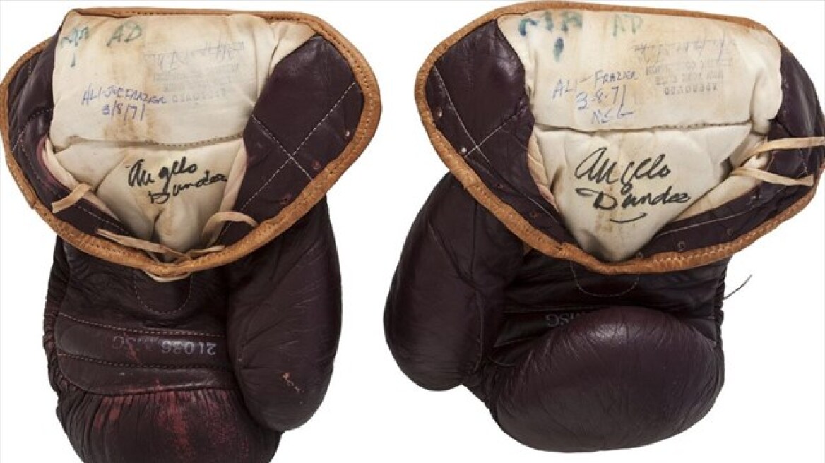 400.000 δολάρια πωλήθηκαν τα γάντια του Μοχάμεντ Άλι από τον μυθικό αγώνα με τον Φρέιζερ