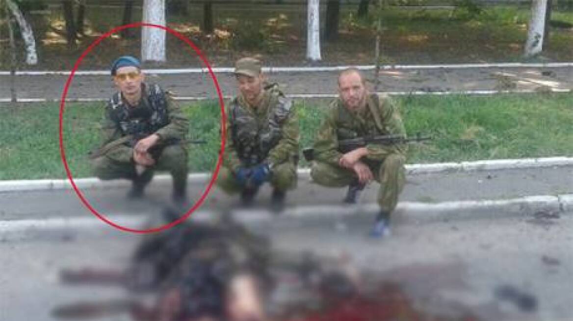 Φιλορώσοι αντάρτες ποζάρουν μπροστά σε πτώματα Ουκρανών