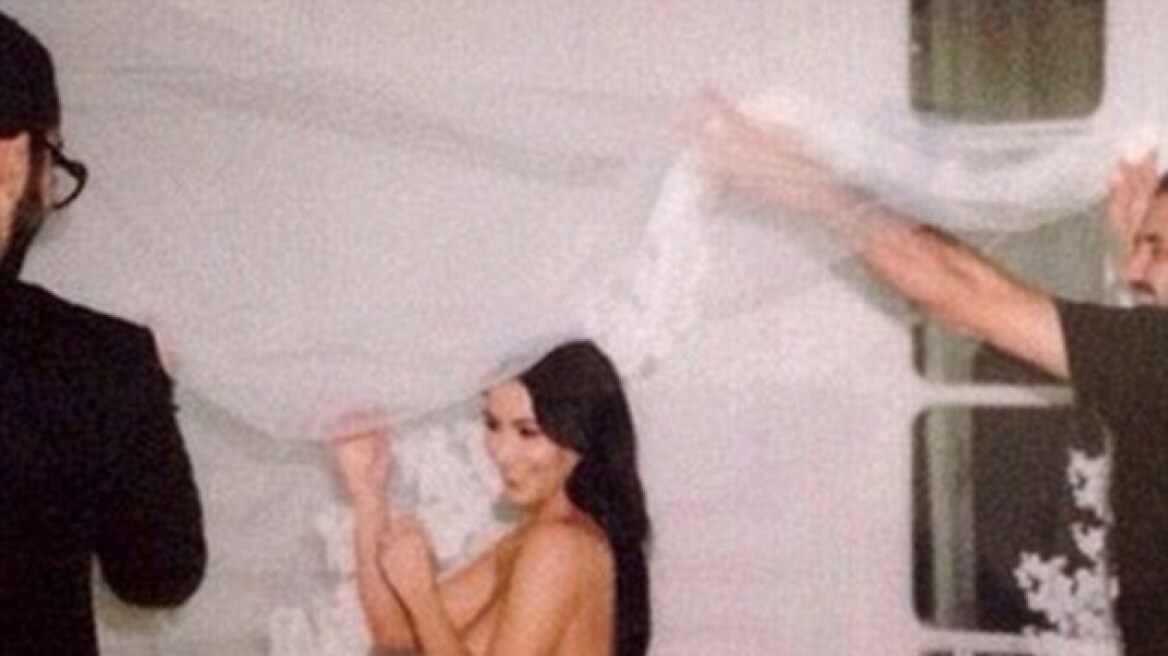 Kim Kardashian: Ποζάρει τόπλες μόνο με το καλσόν της
