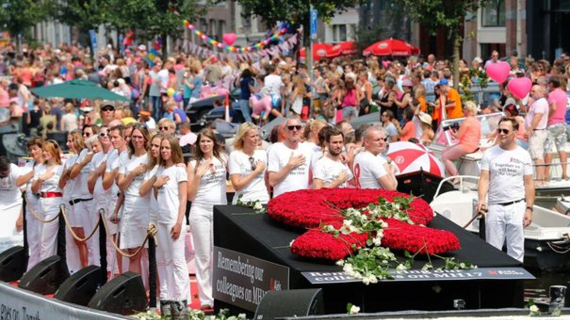 Φωτογραφίες: Φόρος τιμής στα θύματα της πτήσης MH17 στο Gay Pride του Άμστερνταμ
