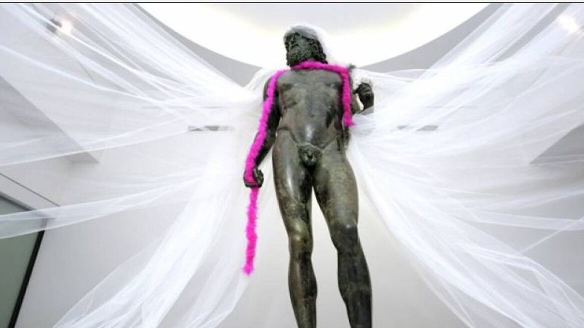 Ιταλία: Φωτογράφος έντυσε ελληνικά αγάλματα με λεοπάρ στρινγκ και ροζ φτερά 
