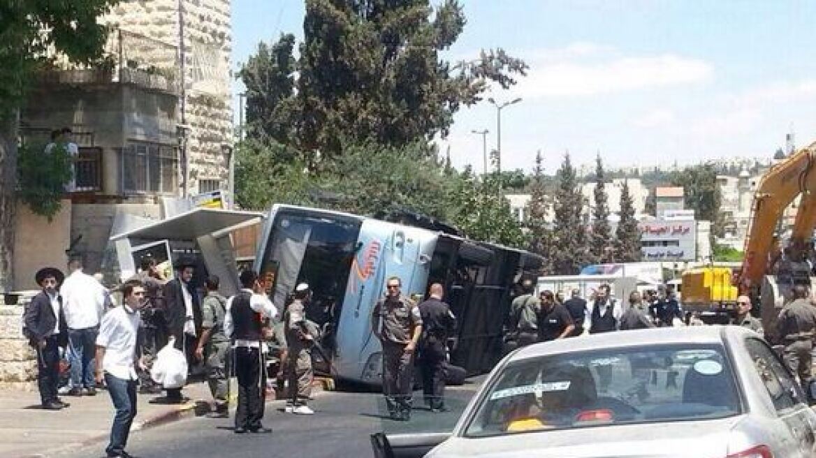 Συναγερμός στην Ιερουσαλήμ από εκσκαπτικό που εμβόλισε λεωφορείο