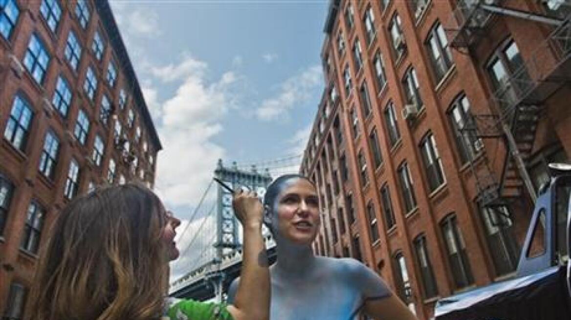 Βίντεο: Ζωγράφος καμουφλάρει γυμνά μοντέλα στους δρόμους της Νέας Υόρκης