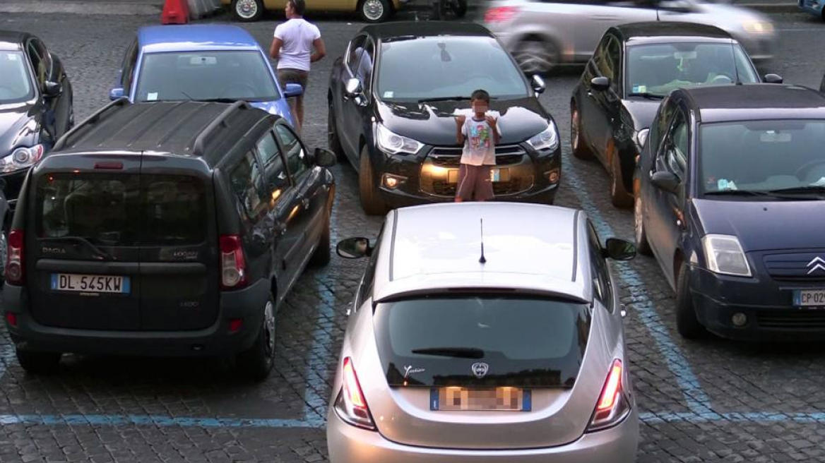 Ιταλία: Έβαλαν επτάχρονα να κάνουν τους παρκαδόρους