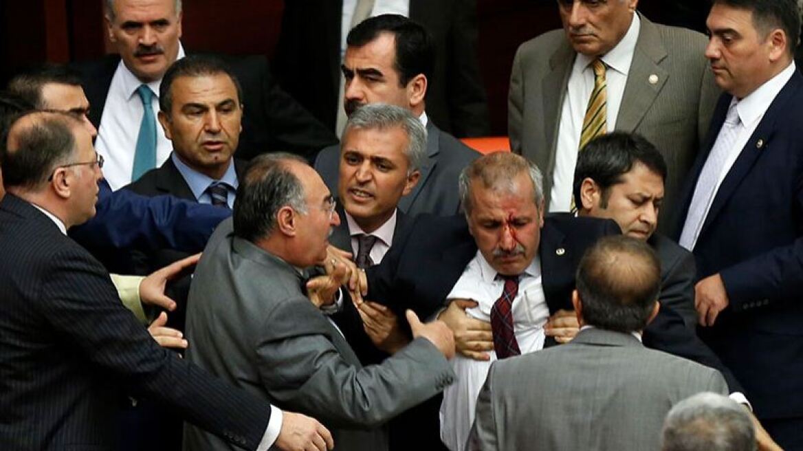 Φωτογραφίες: Τούρκοι βουλευτές μάτωσαν μετά από άγριο ξύλο στη Βουλή
