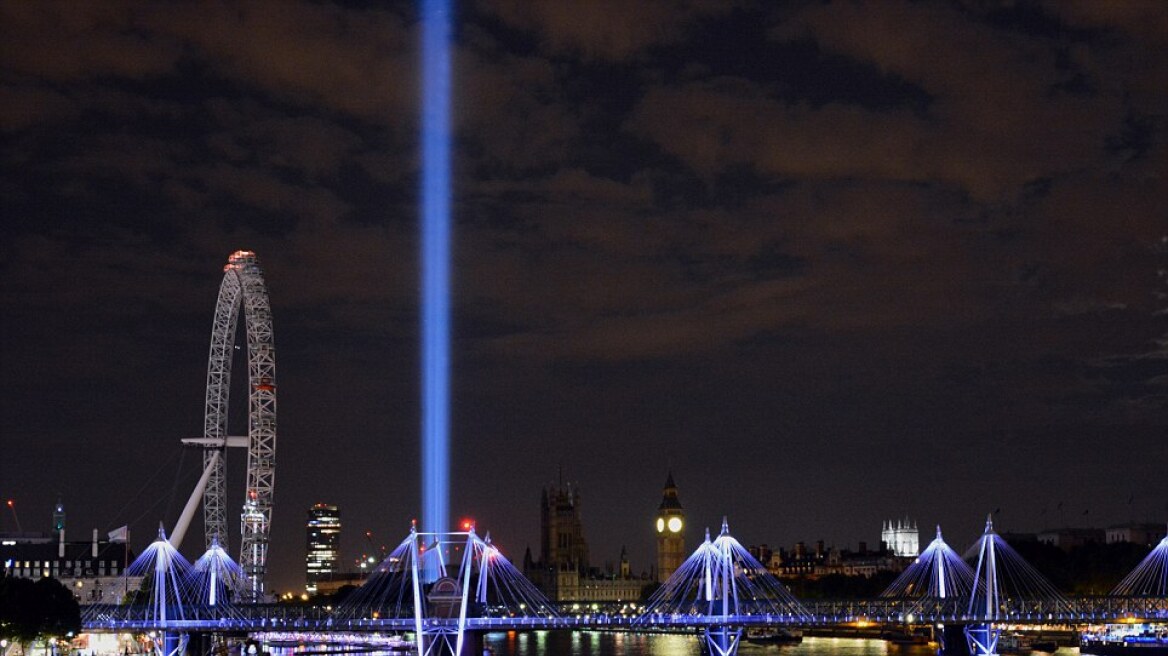 Βρετανία: «Φόρος τιμής» στους πεσόντες στον Πρώτο Παγκόσμιο Πόλεμο με «ένα φως που διαπερνά τον ουρανό»!