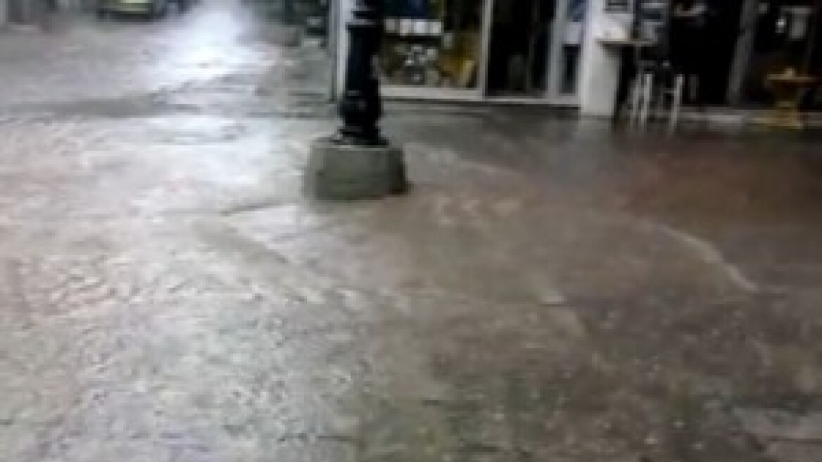 Κοζάνη: Πλημμύρισαν οι δρόμοι από την καλοκαιρινή μπόρα