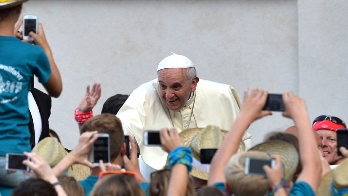 Πάπας: Μην σπαταλάτε τον χρόνο σας στο Διαδίκτυο και στα smartphones