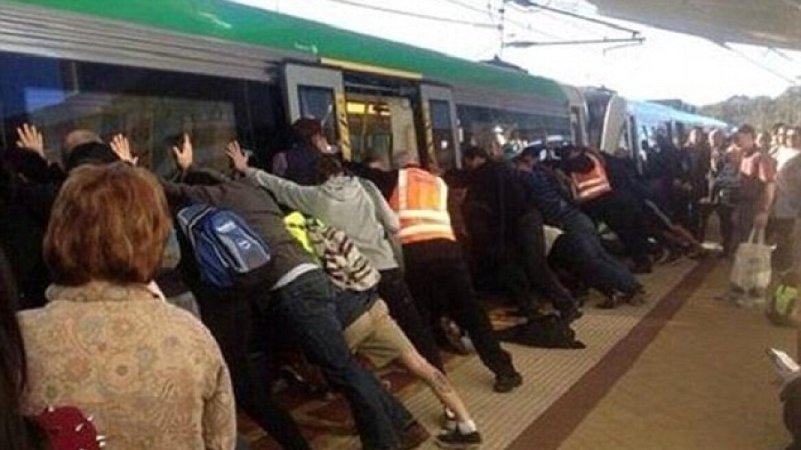 Απίστευτο βίντεο: Εσπρωξαν το τρένο για να σώσουν εγκλωβισμένο άντρα