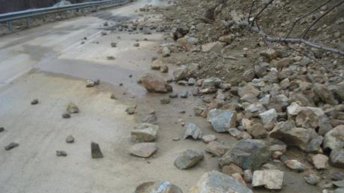Αχαΐα: Κατολισθήσεις από τη δυνατή βροχή - Αποκλείστηκαν αυτοκίνητα