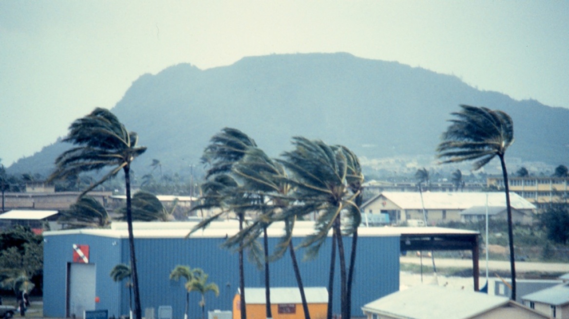 Προς τα νησιά της Χαβάης ο τυφώνας Ιζέλ, ακολουθεί ο Χούλιο