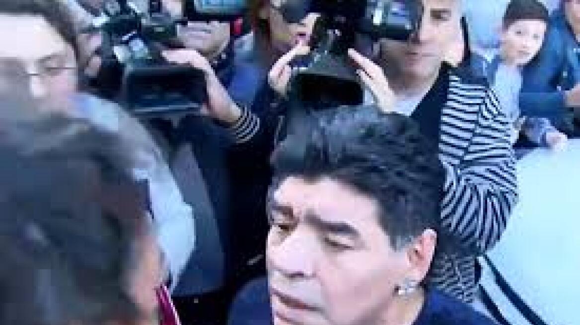Βίντεο: Χαστούκισε δημοσιογράφο ο Μαραντόνα! 