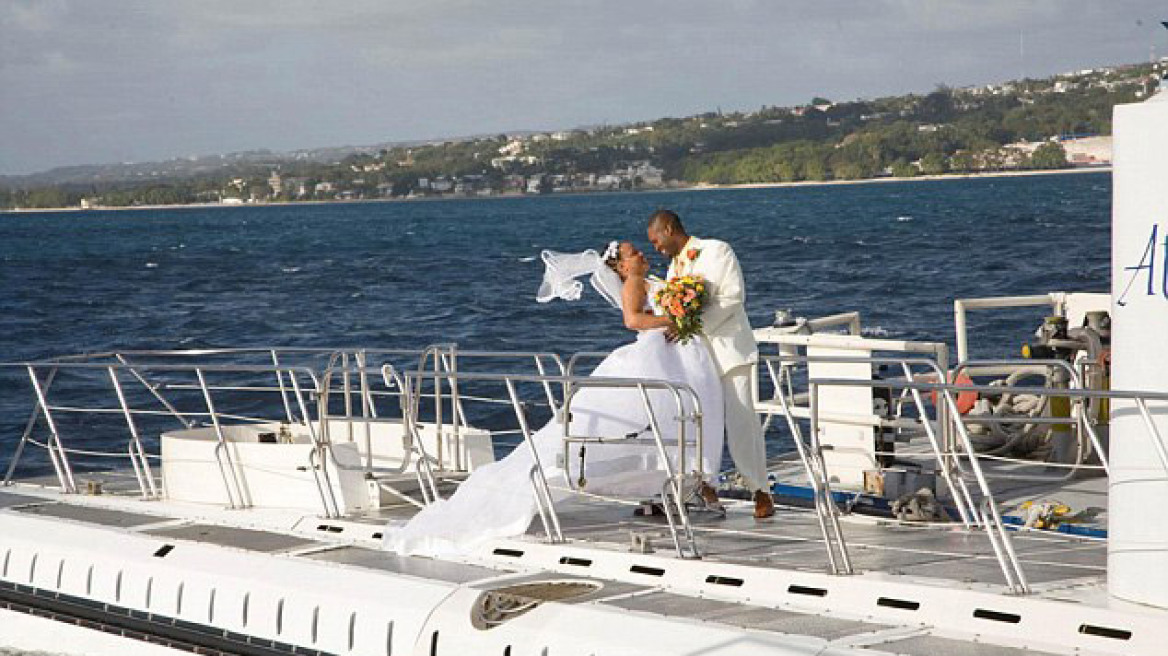 Μπαρμπέιντος: Δείτε γάμο πάνω σε υποβρύχιο με γαμήλιο δώρο την κατάδυση!