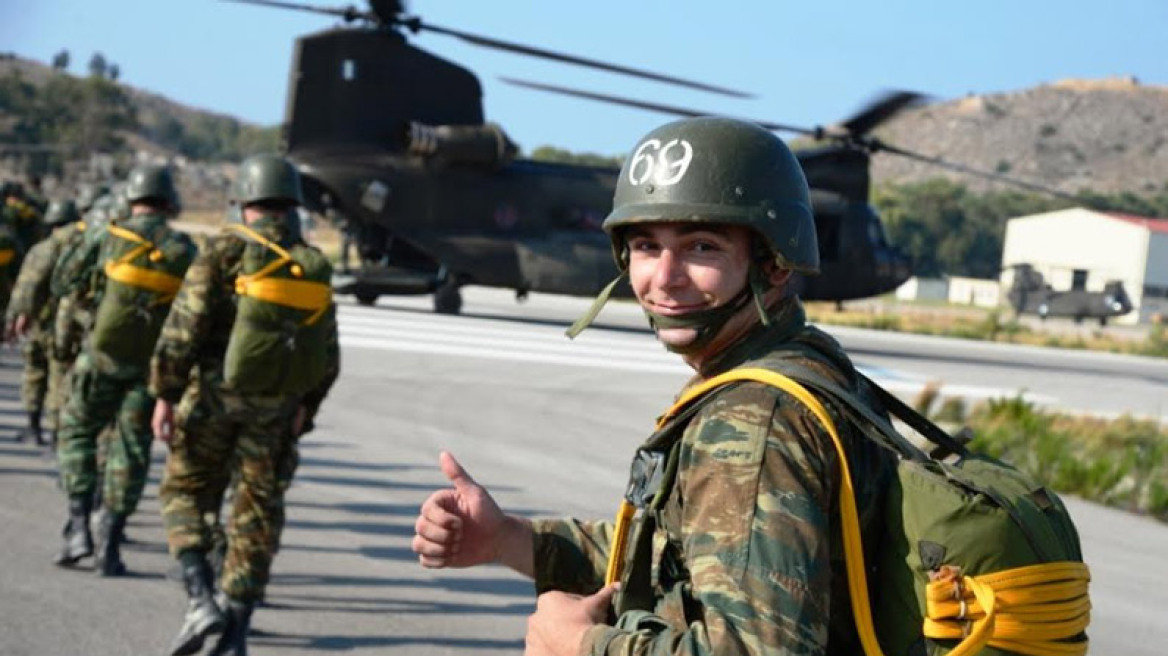 Φωτογραφίες: Άλμα με αλεξίπτωτο από ελικόπτερο πραγματοποίησε ο αρχηγός του ΓΕΣ