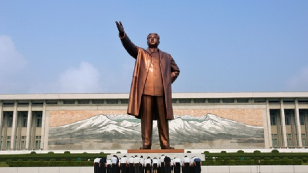 Β. Κορέα: Πληρώνουν «φόρο μετάλλου» για τα αγάλματα του Κιμ Γιονγκ Ουν! 