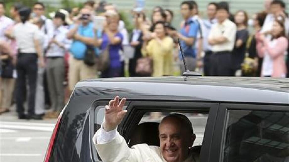 Το αυτοκίνητο του Πάπα κλέβει την παράσταση στη Νότια Κορέα