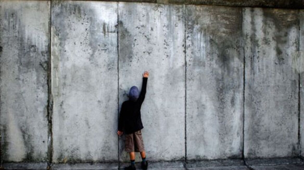 Ένας στους πέντε Γερμανούς κάτω των 30 δεν γνωρίζει την επέτειο ανέγερσης του Τείχους