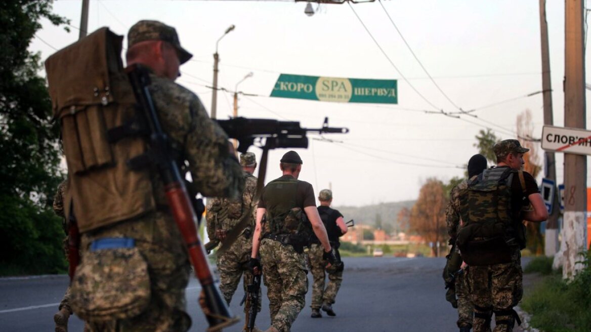 Διαψεύδουν οι Ρώσοι πως πέρασαν στρατεύματα στην Ουκρανία