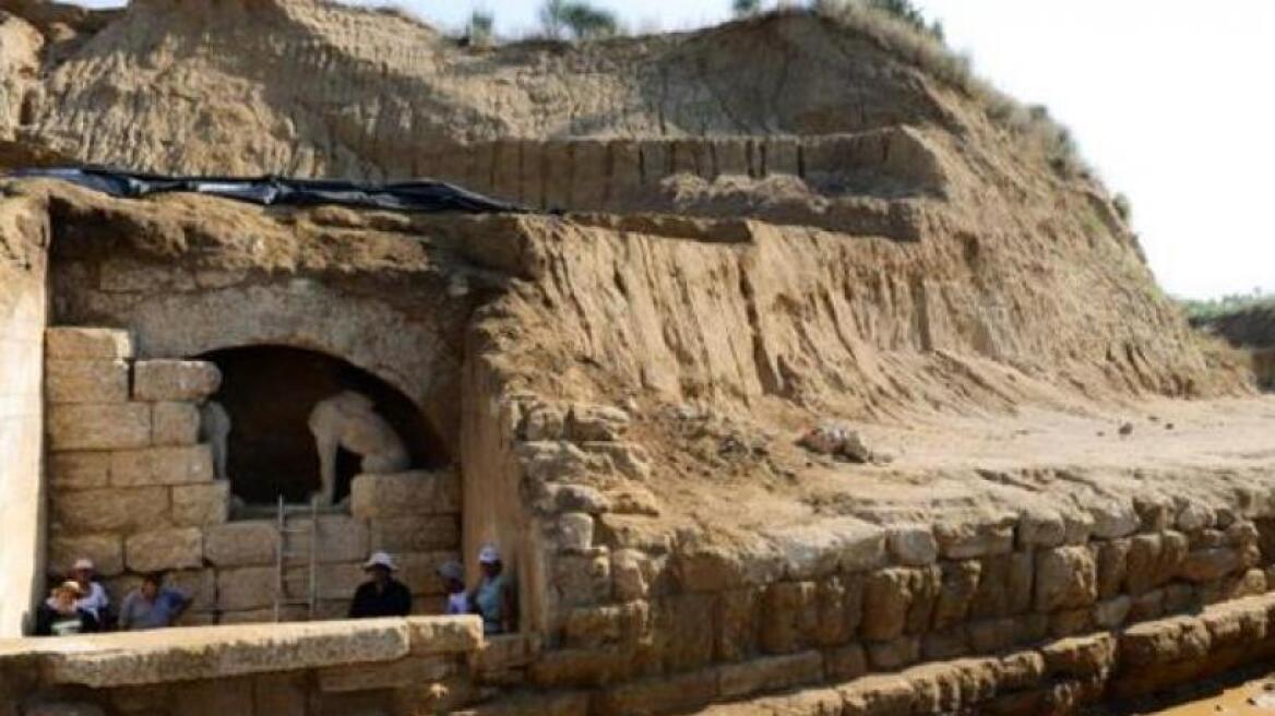 Εκατοντάδες τουρίστες επισκέπτονται τον Τάφο της Αμφίπολης