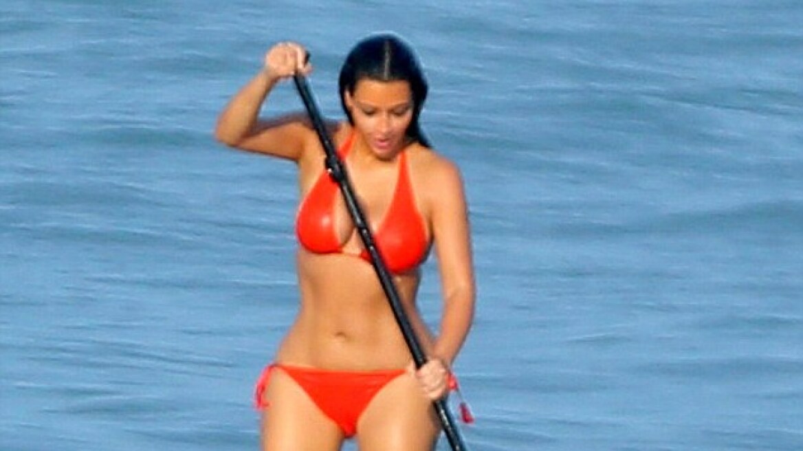 Δείτε την Kim Kardashian να κάνει paddleboarding στο Μεξικό