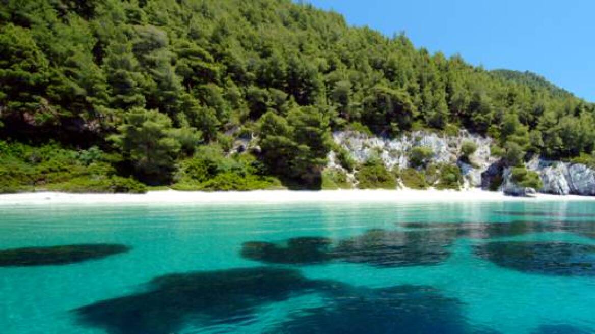 Telegraph: Είναι η Σκόπελος το τέλειο ελληνικό νησί για διακοπές;