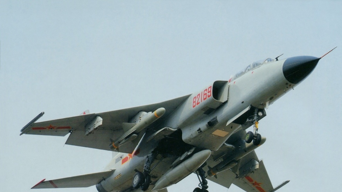Κίνα: Καταδιωκτικό αναχαίτισε αμερικανικό πολεμικό αεροσκάφος σε διεθνή ύδατα