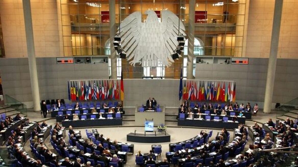 Γερμανία: Έκτακτη συνεδρίαση της Βουλής για τoν εξοπλισμό των Κούρδων του Ιράκ