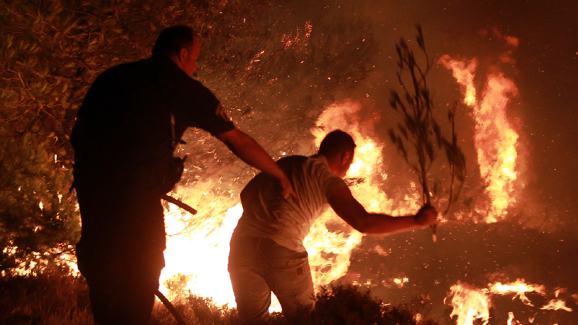 Μεσσηνία: Σε ολονύχτια επιφυλακή η Πυροσβεστική για την μεγάλη πυρκαγιά