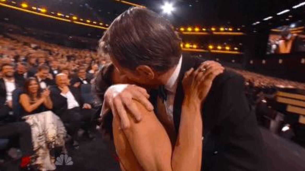 Βραβεία Emmy: Το παθιασμένο φιλί για τη νίκη της Julia Louis-Dreyfus