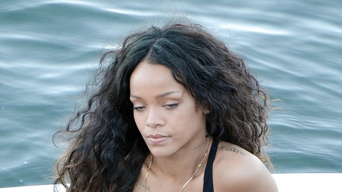 Δείτε τη Rihanna στις διακοπές της στη Σικελία