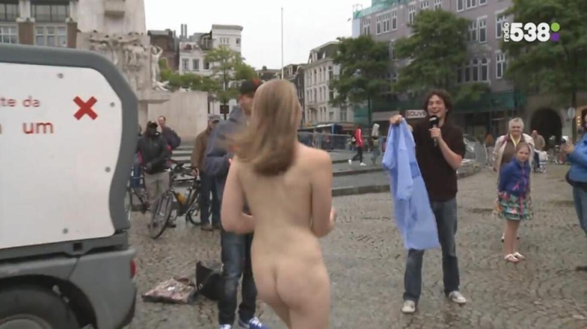 Ολλανδία: Έτρεξε γυμνή στην πλατεία του Άμστερνταμ για τις... σπουδές της
