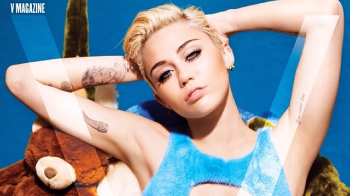 Miley Cyrus: Πέταξε πάλι τα ρούχα της