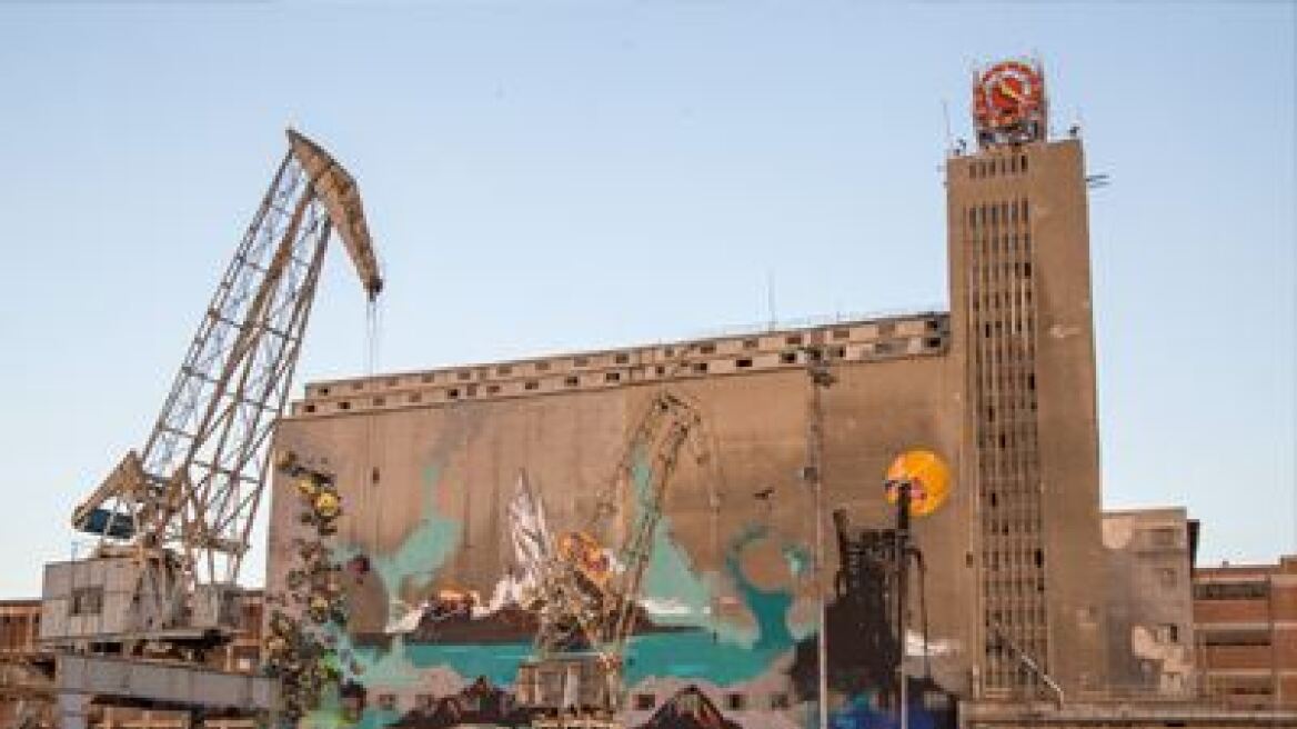 Εικαστική παρέμβαση με graffiti στο κτίριο του ΣΙΛΟ στο λιμάνι του Πειραιά 