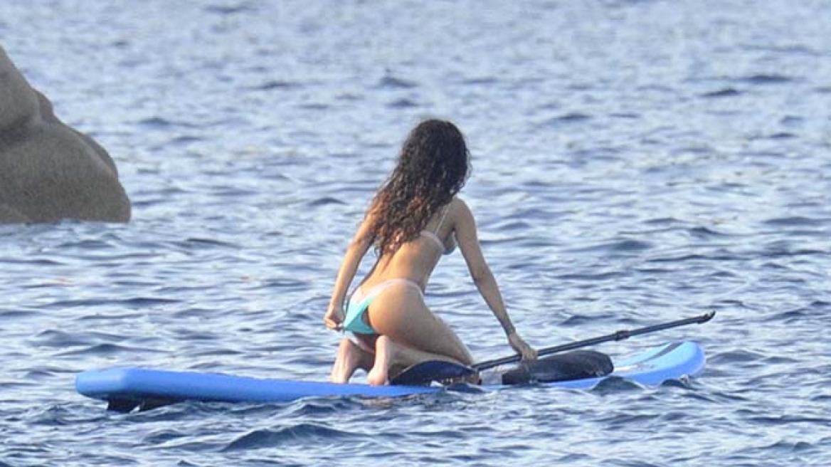 Rihanna: Καυτές πόζες κάνοντας paddleboarding 
