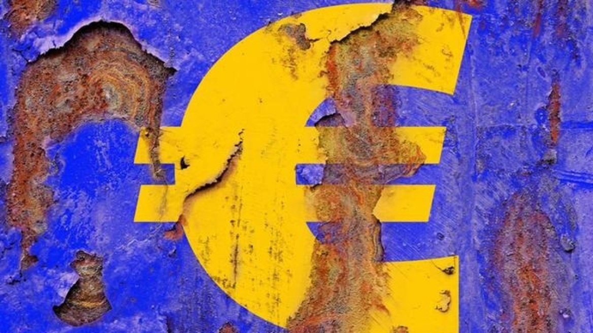 Handelsblatt: Οι αγορές γυρίζουν την πλάτη στο ευρώ