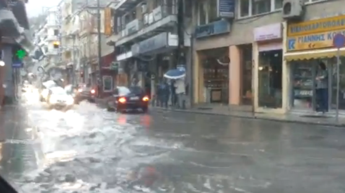 Καστοριά: «Ποτάμια» οι δρόμοι - Δείτε βίντεο 
