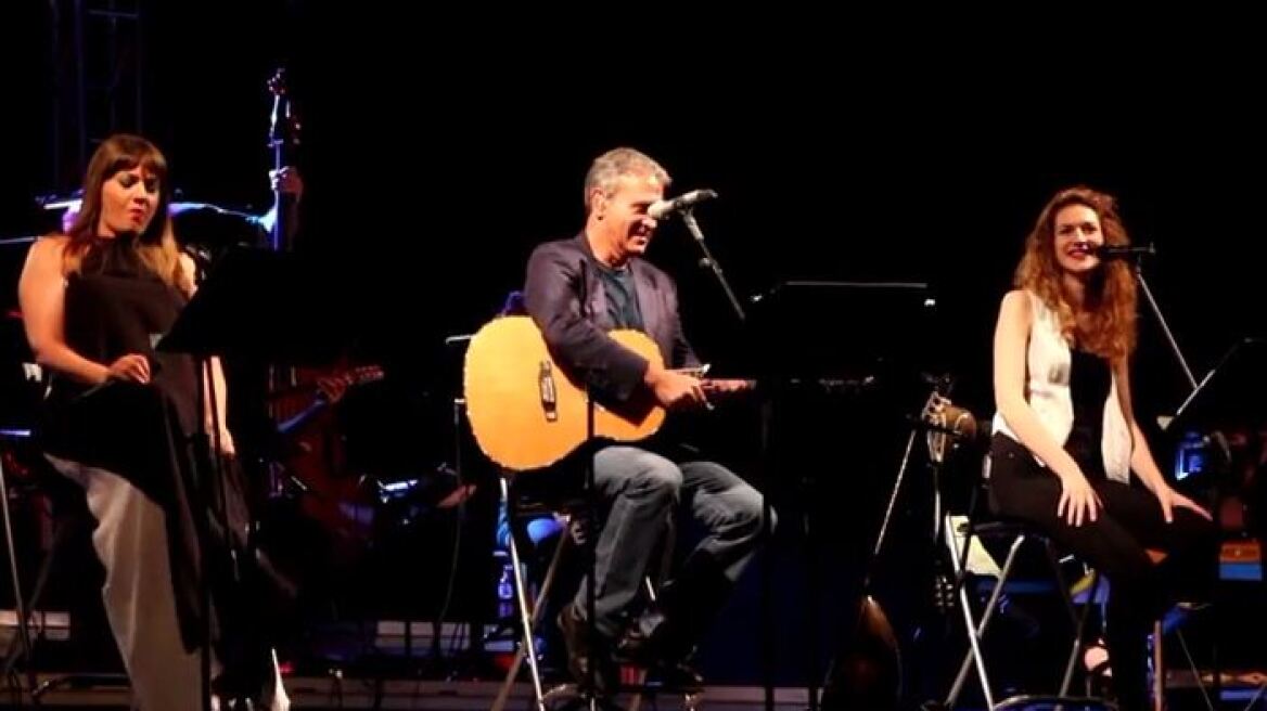 Βίντεο: Ο Γιώργος Νταλάρας αφιέρωσε συναυλία στον Αντώνη Βαρδή